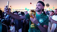 FIFA memutuskan Arab Saudi akan jadi tuan rumah sehingga turnamen bakal digelar di musim dingin, yakni November-Desember, seperti halnya Qatar 2022. 