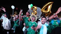 Warga bergembira saat Arab Saudi diumumkan sebagai tuan rumah Piala Dunia FIFA 2034, Rabu (11/12). 
