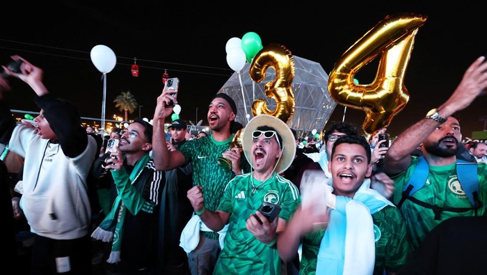 Arab Saudi Jadi Tuan Rumah Piala Dunia 2034, Warganya Bergembira Soccer Football - FIFA confirm Saudi Arabia as 2034 World Cup hosts, Riyadh, Saudi Arabia - December 11, 2024 A drone show is seen displaying the FIFA World Cup Trophy as Saudi Arabia is announced as the host nation for the FIFA World Cup 2034 Saudi Arabia Football Association/Handout via REUTERS ATTENTION EDITORS - THIS IMAGE HAS BEEN SUPPLIED BY A THIRD PARTY.