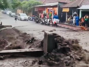 Jalur Amlapura-Singaraja Macet Panjang Akibat Banjir Bandang Jalur Amlapura-Singaraja Macet Panjang Akibat Banjir Bandang