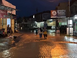 Jalan di Pasar Sentral Palopo Banjir, Lalin Tersendat