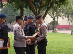 Pesan di Balik Aksi Viral Briptu Johannes Evakuasi Lansia Terjebak Banjir