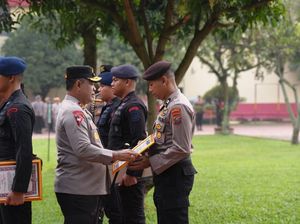 Pesan di Balik Aksi Viral Briptu Johannes Evakuasi Lansia Terjebak Banjir Pesan di Balik Aksi Viral Briptu Johannes Evakuasi Lansia Terjebak Banjir