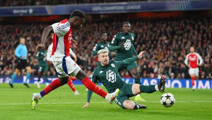 LONDON, ENGLAND - DECEMBER 11: Bukayo Saka of Arsenal scores his teams first goal during the UEFA Champions League 2024/25 League Phase MD6 match between Arsenal FC and AS Monaco at Emirates Stadium on December 11, 2024 in London, England. (Photo by Justin Setterfield/Getty Images)