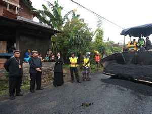 Bupati Ipuk Pastikan Proyek Jalan Tuntas Sebelum Berganti Tahun Bupati Ipuk Pastikan Proyek Jalan Tuntas Sebelum Berganti Tahun