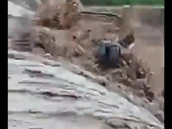 Viral Truk Terseret Banjir Sungai di Bima