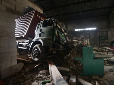 Diduga Rem Blong, Truk Kontainer Tabrak Gudang di Boyolali