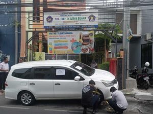Mobil Parkir Sembarangan Depan TK di Kota Malang Diderek Mobil Parkir Sembarangan Depan TK di Kota Malang Diderek