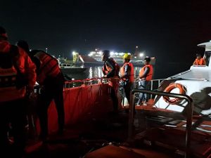SAR Mataram Evakuasi Kru Kapal yang Sakit di Tengah Laut