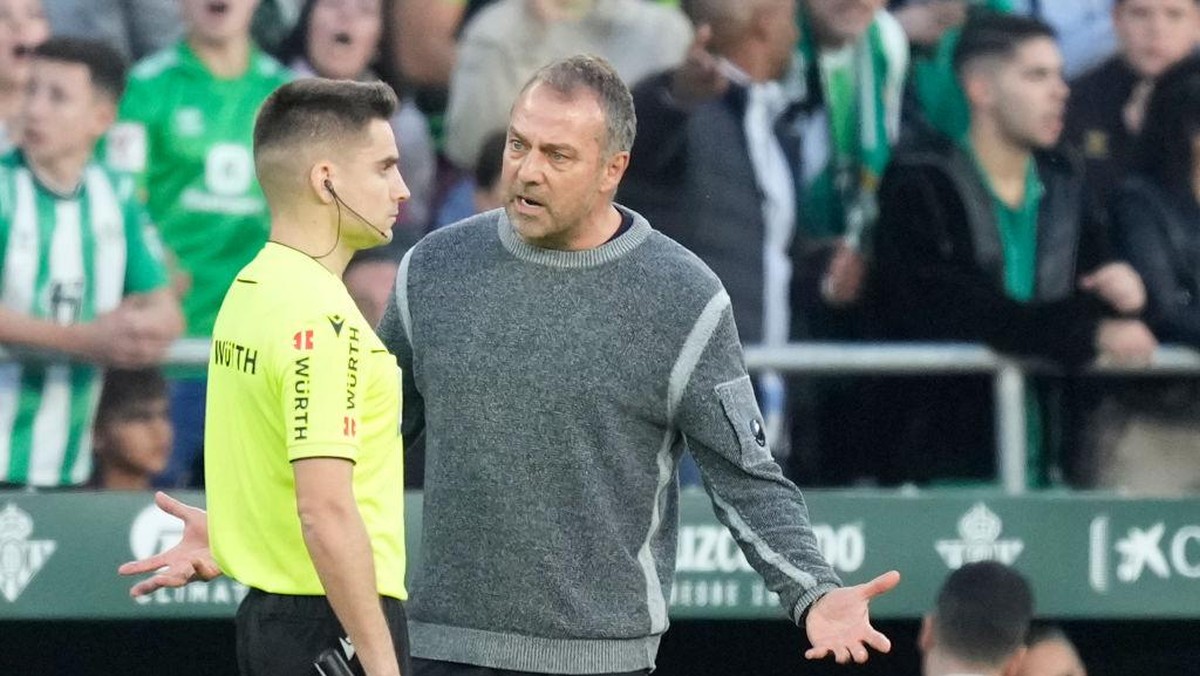 Hansi Flick diskors dua laga karena memprotes wasit (NurPhoto via Getty Images/NurPhoto)