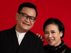 Hedi Yunus Dihadiahi Kejutan Akhir Tahun oleh Ria Prawiro Hedi Yunus Dihadiahi Kejutan Akhir Tahun oleh Ria Prawiro