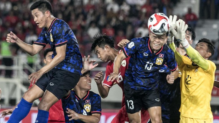 Pesepak bola Timnas Indonesia Kakang Rudiana (ketiga kanan) berebut bola dengan pesepak bola Timnas Laos Xayasith Singsavang (kedua kanan) dan penjaga gawang Keo Oudone Souvannasangso (kanan) saat pertandingan Grup B ASEAN Cup 2024 di Stadion Manahan, Solo, Jawa Tengah, Kamis (12/12/2024). Timnas Indonesia bermain imbang melawan Laos dengan skor 3-3. ANTARA FOTO/Mohammad Ayudha/agr/rwa.