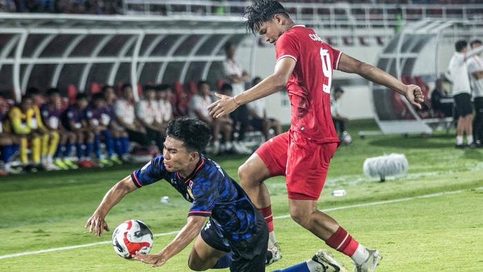 Pesepak bola Timnas Indonesia Kakang Rudiana (ketiga kanan) berebut bola dengan pesepak bola Timnas Laos Xayasith Singsavang (kedua kanan) dan penjaga gawang Keo Oudone Souvannasangso (kanan) saat pertandingan Grup B ASEAN Cup 2024 di Stadion Manahan, Solo, Jawa Tengah, Kamis (12/12/2024). Timnas Indonesia bermain imbang melawan Laos dengan skor 3-3. ANTARA FOTO/Mohammad Ayudha/agr/rwa.