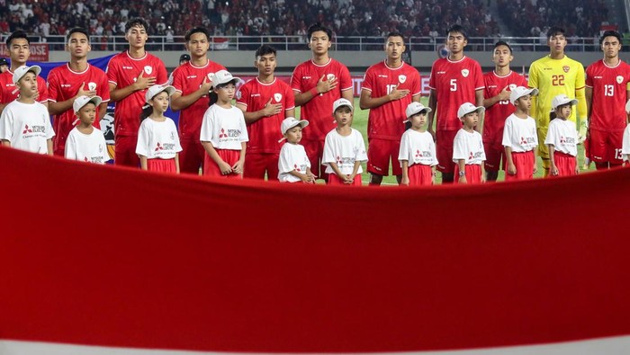 Pesepak bola Timnas Indonesia foto bersama sebelum bertanding melawan Timnas Laos saat pertandingan Grup B ASEAN Cup 2024 di Stadion Manahan, Solo, Jawa Tengah, Kamis (12/12/2024). ANTARA FOTO/Mohammad Ayudha