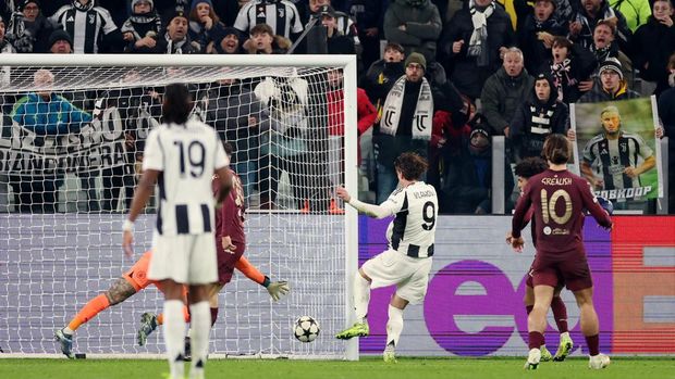 Soccer Football - Champions League - Juventus v Manchester City - Allianz Stadium, Turin, Italy - December 11, 2024 Juventus' Dusan Vlahovic scores their first goal REUTERS/Claudia Greco
