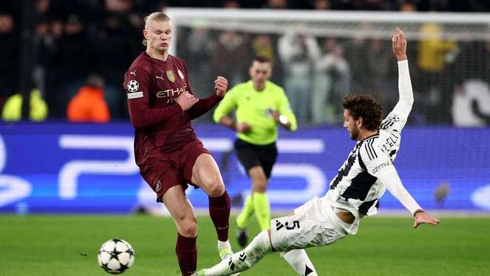 Soccer Football - Champions League - Juventus v Manchester City - Allianz Stadium, Turin, Italy - December 11, 2024 Manchester Citys Erling Haaland in action with Juventus Manuel Locatelli REUTERS/Guglielmo Mangiapane