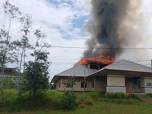Massa Bakar Kantor BKD Boven Digoel saat Demo Protes Hasil Tes SKD CPNS