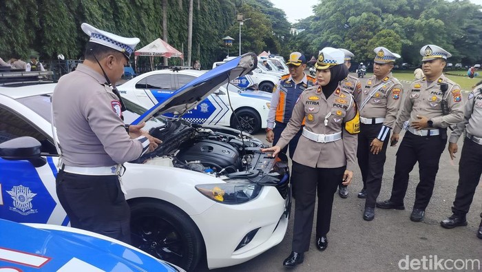 Kasatlantas Polresta Malang Kota Kompol Fitria Wijayanti ketika memeriksa kesiapan ranmor penjagaan Natal dan Tahun Baru Kasatlantas Polresta Malang Kota Kompol Fitria Wijayanti ketika memeriksa kesiapan ranmor penjagaan Natal dan Tahun Baru