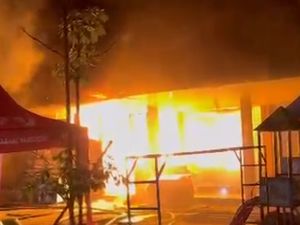 Kantin RSUD Smart Pamekasan Terbakar, Keluarga Pasien Sempat Berhamburan Keluar Kantin RSUD Smart Pamekasan Terbakar, Keluarga Pasien Sempat Berhamburan Keluar