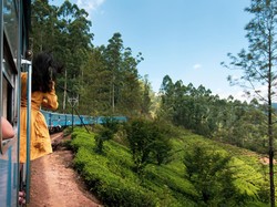 Bergelayutan di Kereta Api Demi Foto, Turis Hantam Tembok Terowongan