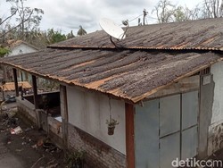 Warga Nawakote Nekat Bersihkan Rumah di Zona Larangan Gunung Lewotobi
