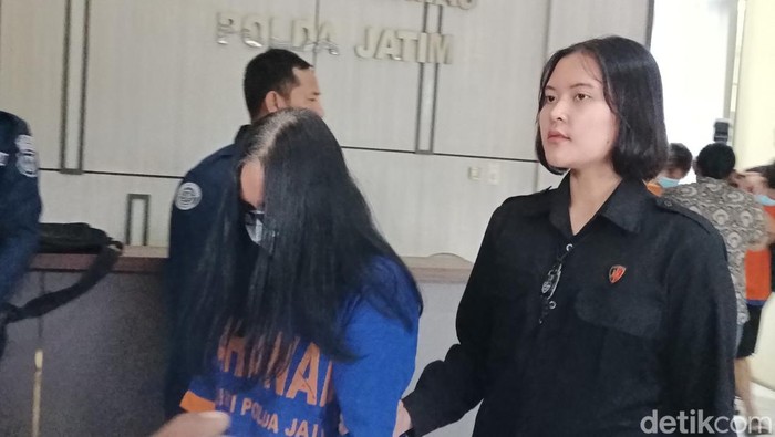 Konferensi pers pengungkapan sindikat judi online jaringan internasional di Polda Jatim.