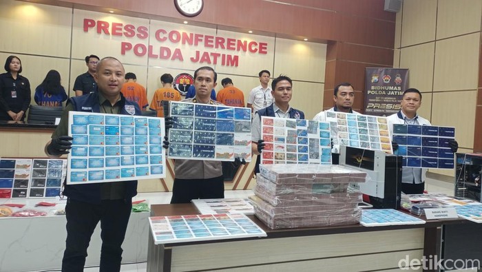 Konferensi pers pengungkapan sindikat judi online jaringan internasional di Polda Jatim. (Foto: Sri Rahayu/detikJatim)