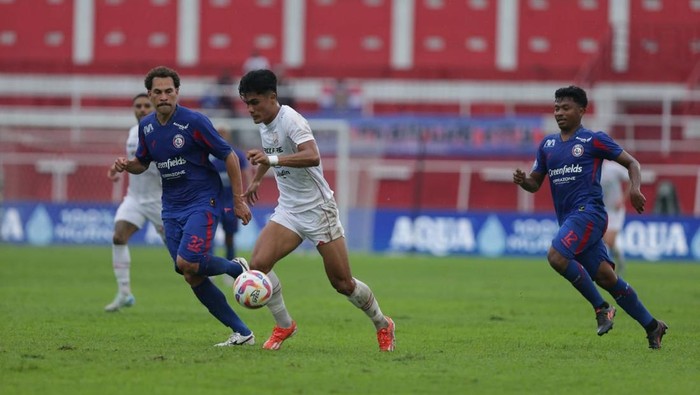 Laga Arema FC melawan Persis Solo pada pekan ke-14 Liga 1 2024/2025, di Stadion Gelora Soeprijadi, Blitar, Jawa Timur, Kamis (12/12/2024). prediksi susunan pemain