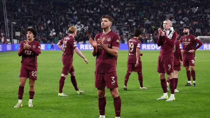 Soccer Football - Champions League - Juventus v Manchester City - Allianz Stadium, Turin, Italy - December 11, 2024 Manchester Citys Ruben Dias and teammates applaud their fans after the match REUTERS/Guglielmo Mangiapane