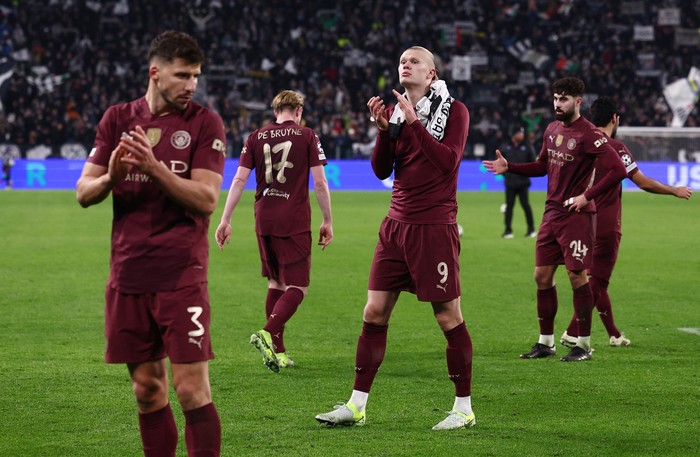 Soccer Football - Champions League - Juventus v Manchester City - Allianz Stadium, Turin, Italy - December 11, 2024 Manchester Citys Erling Haaland and Ruben Dias applaud their fans after the match REUTERS/Guglielmo Mangiapane