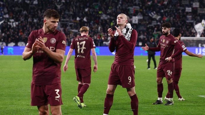 Soccer Football - Champions League - Juventus v Manchester City - Allianz Stadium, Turin, Italy - December 11, 2024 Manchester Citys Erling Haaland and Ruben Dias applaud their fans after the match REUTERS/Guglielmo Mangiapane