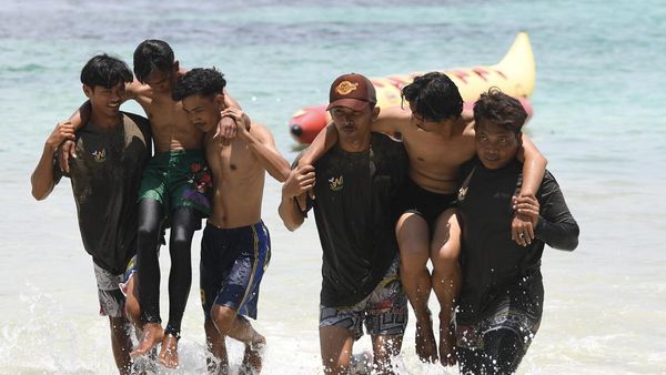 Melihat Latihan Para Penjaga Pantai