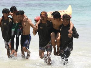 Melihat Latihan Para Penjaga Pantai