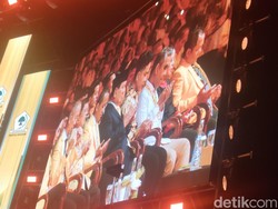 Gibran Salami Puan di HUT Golkar Ke-60, Duduk Berdekatan