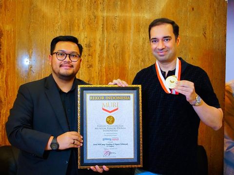 Senior Customer Relations Manager MURI Andre Purwandono bersama Produser Serial Main Api Rocky Soraya di Jakarta, Rabu (11/12/2024). (Arsip MURI)