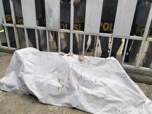 Asal-usul Tanah Kuburan yang Dibawa Demonstran ke KPU Manggarai Barat Asal-usul Tanah Kuburan yang Dibawa Demonstran ke KPU Manggarai Barat
