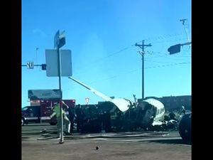 Video: Pesawat Kecil Jatuh di Jalan Raya Texas, 4 Orang Terluka Video: Pesawat Kecil Jatuh di Jalan Raya Texas, 4 Orang Terluka