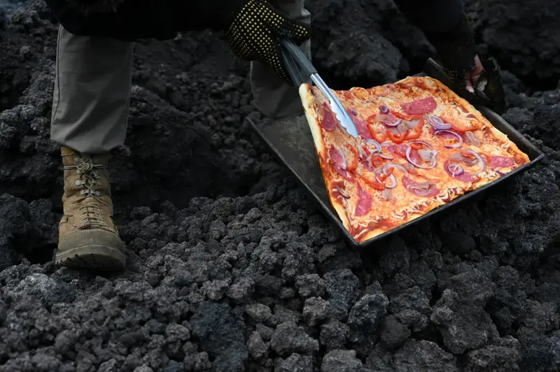 Pizza unik dimasak di atas gunung berapi aktif