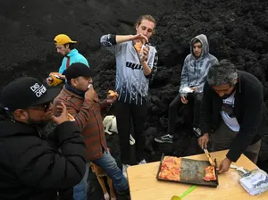 Wouw! Chef Ini Bikin Pizza di Atas Gunung Berapi yang Aktif Wouw! Chef Ini Bikin Pizza di Atas Gunung Berapi yang Aktif