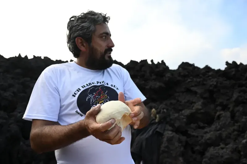 Pizza unik dimasak di atas gunung berapi aktif