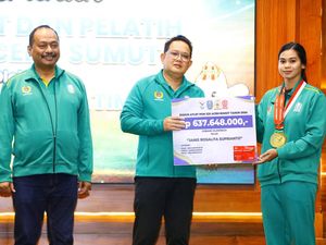Pj Gubernur Jatim Serahkan Bonus Rp 160 M untuk Atlet dan Pelatih PON XXI Pj Gubernur Jatim Serahkan Bonus Rp 160 M untuk Atlet dan Pelatih PON XXI