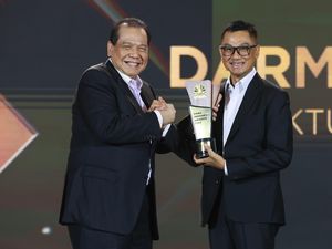 Dirut PLN Raih Penghargaan CEO Of The Year 2024 di CNBC Indonesia Awards
