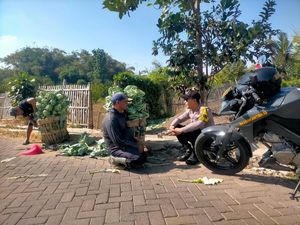 Polisi RW di Kota Batu Sambangi Warga Jelang Libur Nataru Polisi RW di Kota Batu Sambangi Warga Jelang Libur Nataru