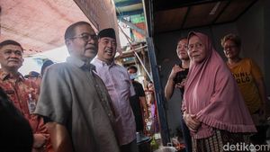 Pramono Anung Temui Pengungsi Kebakaran Kemayoran
