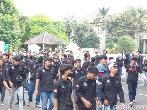 Demonstrasi Buruh di Cirebon, Minta UMK 2025 Naik 15% Demonstrasi Buruh di Cirebon, Minta UMK 2025 Naik 15%