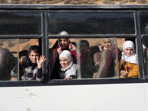 Ratusan Pengungsi Suriah Pulang Usai Rezim Assad Tumbang Ratusan Pengungsi Suriah Pulang Usai Rezim Assad Tumbang