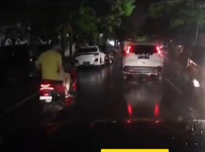 Meresahkan! Pemotor di Makassar Pecah Kaca Mobil di Jalanan Tanpa Alasan Meresahkan! Pemotor di Makassar Pecah Kaca Mobil di Jalanan Tanpa Alasan