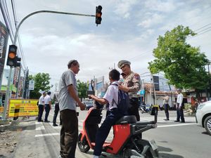 Masyarakat di Ponorogo Diimbau Tak Kendarai Sepeda Listrik di Jalan Raya Masyarakat di Ponorogo Diimbau Tak Kendarai Sepeda Listrik di Jalan Raya