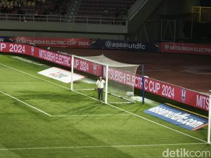 Hal Pertama yang Dilakukan STY Saat Masuk ke Lapangan Stadion Manahan Solo Hal Pertama yang Dilakukan STY Saat Masuk ke Lapangan Stadion Manahan Solo