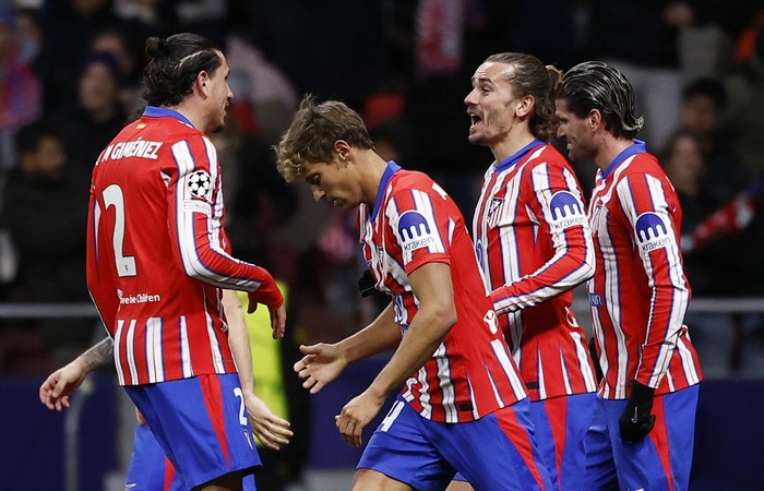 Soccer Football - Champions League - Atletico Madrid v Slovan Bratislava - Metropolitano, Madrid, Spain - December 11, 2024 Atletico Madrids Antoine Griezmann celebrates scoring their second goal with teammates REUTERS/Juan Medina